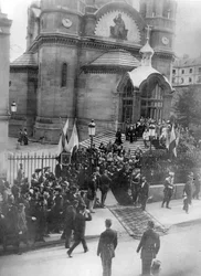 Miklós cár elhagyja a párizsi Szent Sándor-Nevszkij-székesegyházat, 1896